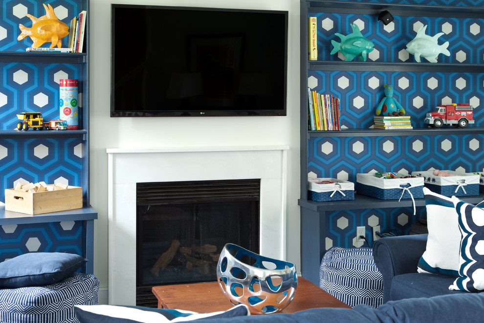 Modelo de sala de estar abierta bohemia de tamaño medio con paredes azules, todas las chimeneas, marco de chimenea de madera y televisor colgado en la pared