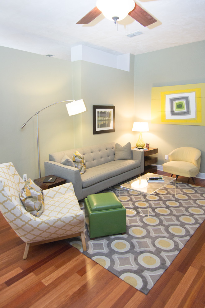 Exemple d'une salle de séjour rétro de taille moyenne et ouverte avec un mur gris, un sol en bois brun et un téléviseur indépendant.