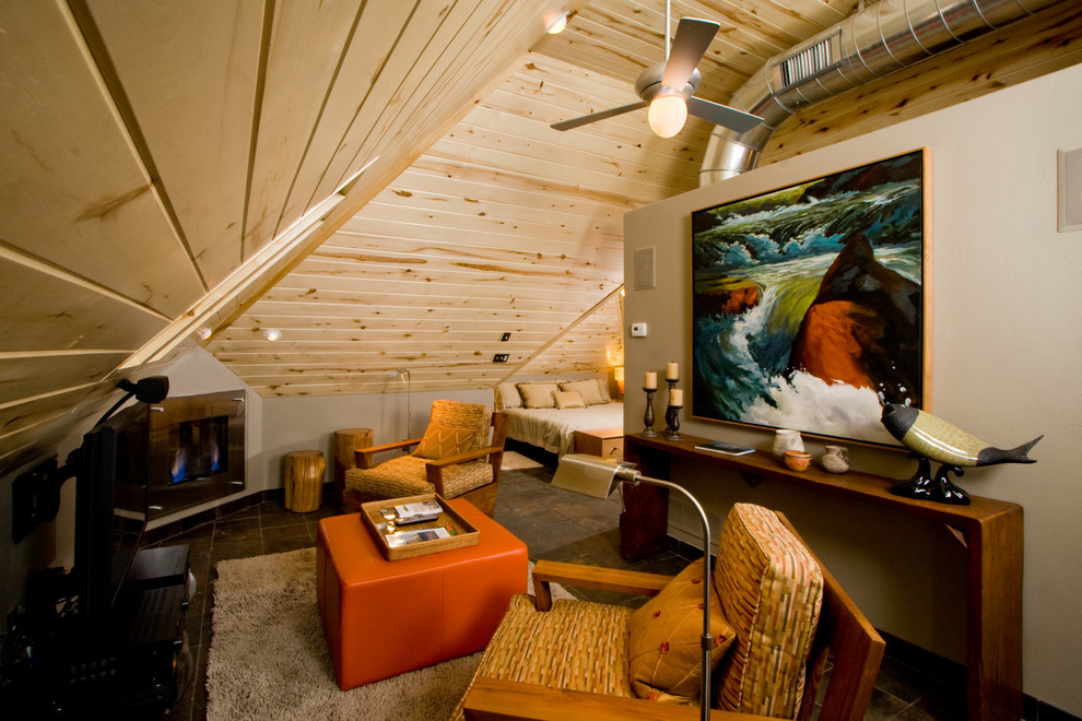 Modernes Wohnzimmer mit beiger Wandfarbe und Kamin in Denver