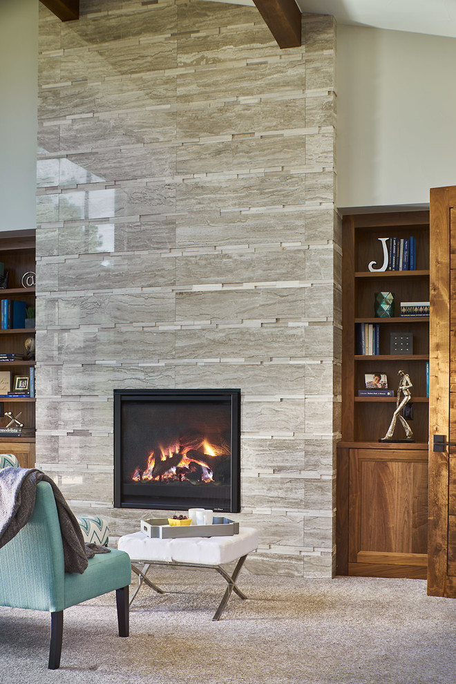 Modelo de sala de estar abierta contemporánea grande sin televisor con paredes beige, moqueta, chimeneas suspendidas y marco de chimenea de piedra