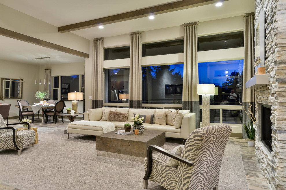 Стильный дизайн: открытая гостиная комната среднего размера в современном стиле с телевизором на стене, серыми стенами, паркетным полом среднего тона, стандартным камином, фасадом камина из камня и коричневым полом - последний тренд