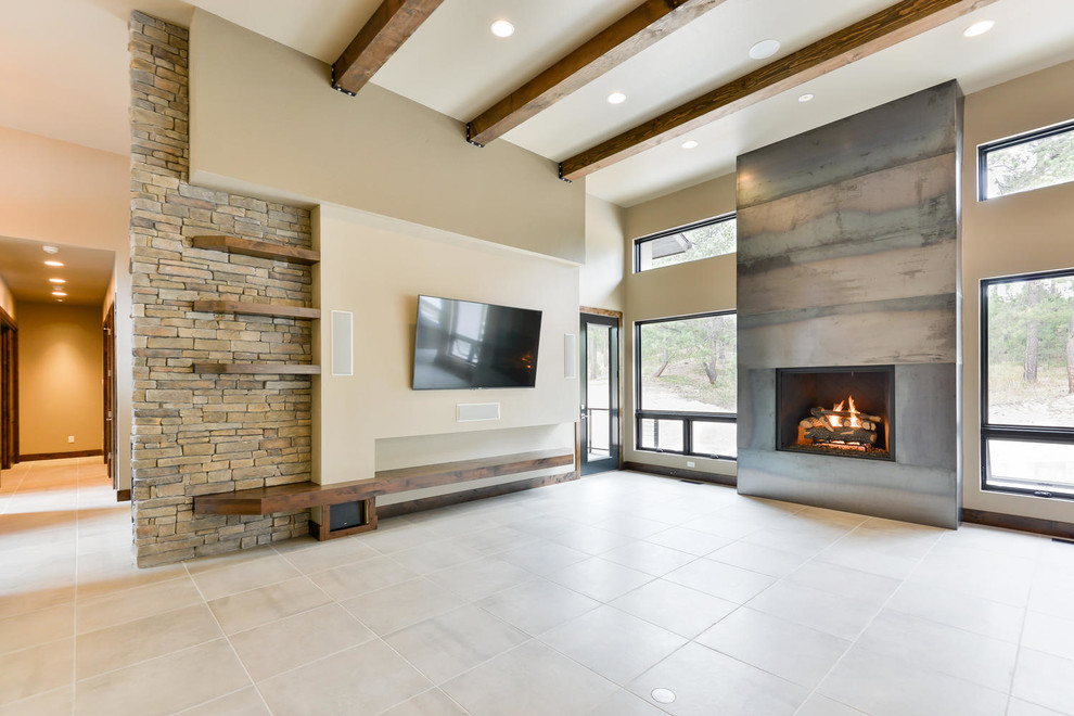 Cette image montre une grande salle de séjour design ouverte avec un mur beige, un sol en carrelage de porcelaine, une cheminée standard, un manteau de cheminée en métal, un téléviseur fixé au mur et un sol beige.