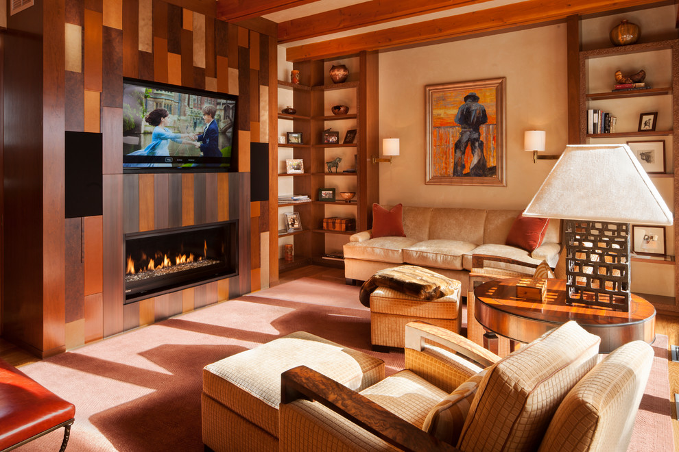 Exempel på ett klassiskt allrum, med beige väggar, en bred öppen spis och en väggmonterad TV