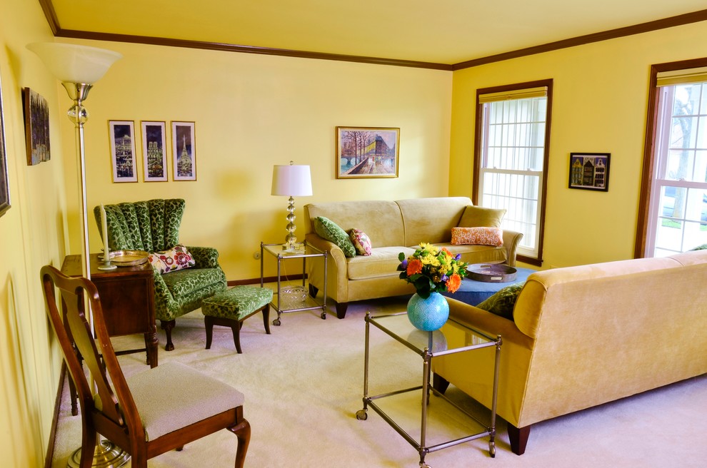 Imagen de sala de estar cerrada clásica renovada sin chimenea y televisor con paredes amarillas y moqueta