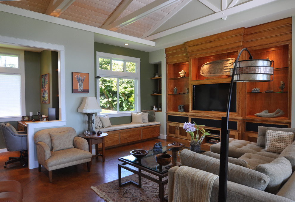 На фото: открытая гостиная комната среднего размера в современном стиле с зелеными стенами, бетонным полом, мультимедийным центром и оранжевым полом без камина с