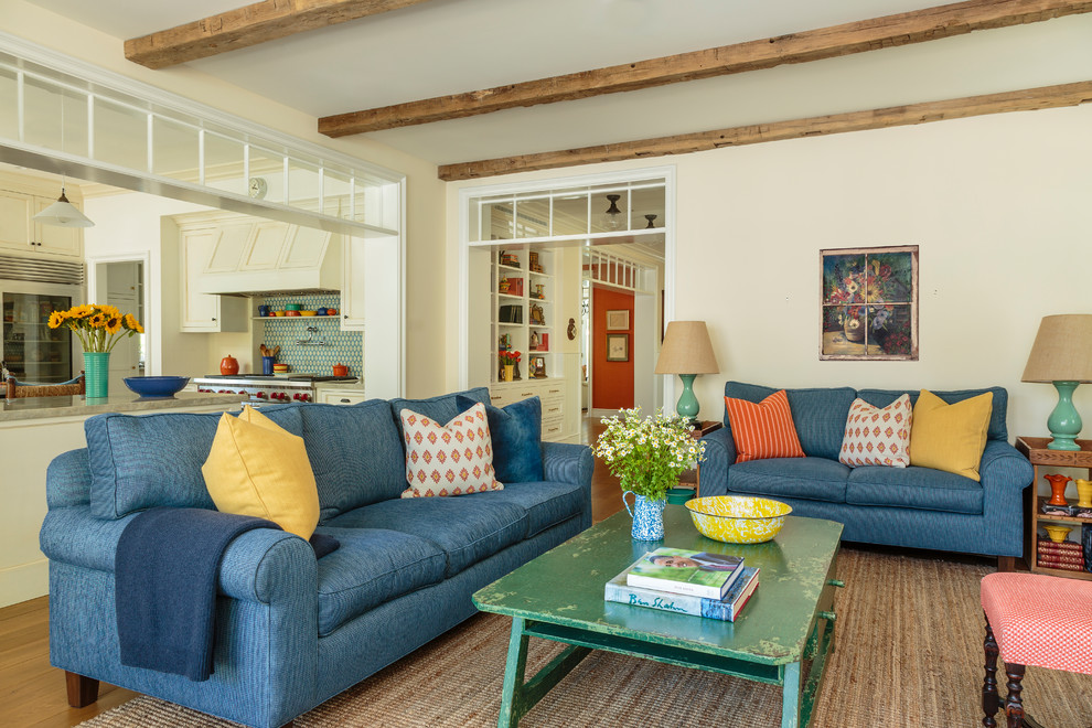 Ejemplo de sala de estar abierta campestre grande con paredes amarillas, suelo de madera clara y suelo azul