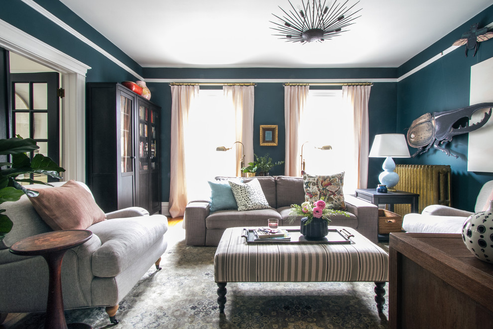 Mittelgroßes, Abgetrenntes Klassisches Wohnzimmer mit blauer Wandfarbe, braunem Holzboden und freistehendem TV in Chicago