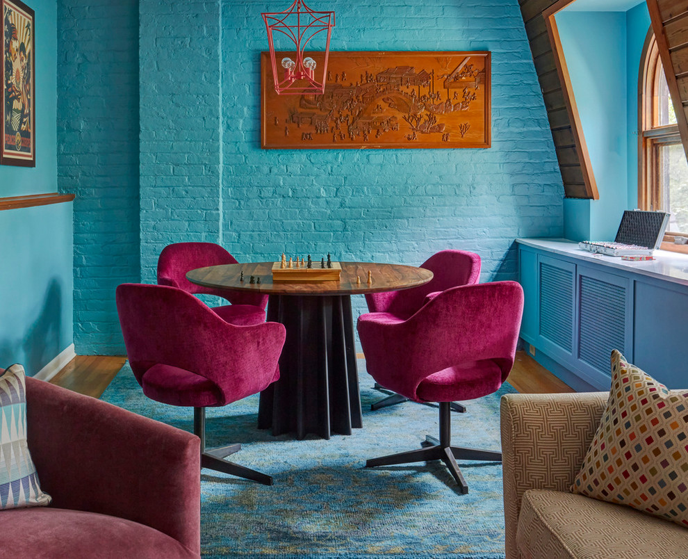 Imagen de sala de estar bohemia con paredes azules, suelo de madera en tonos medios y suelo marrón
