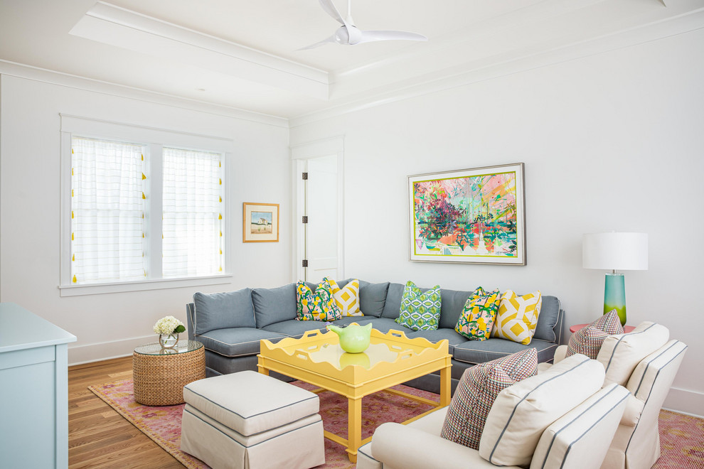 Esempio di un soggiorno stile marino aperto con pareti bianche, pavimento in legno massello medio e pavimento marrone