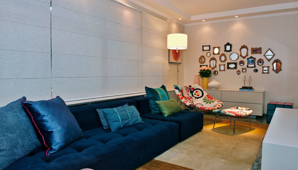 Ispirazione per un soggiorno design di medie dimensioni e stile loft con pareti beige, pavimento in marmo e TV a parete