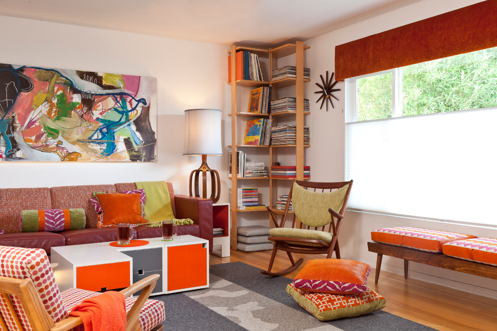 Modelo de sala de estar retro con paredes blancas y suelo de madera en tonos medios