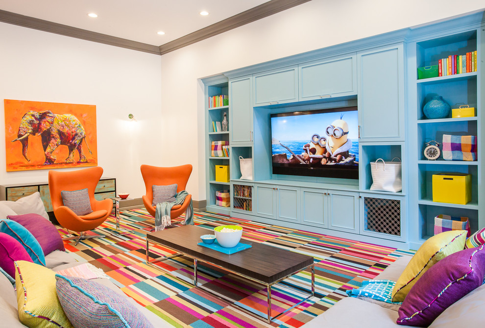 На фото: большая гостиная комната в современном стиле с белыми стенами, полом из керамической плитки, мультимедийным центром и разноцветным полом