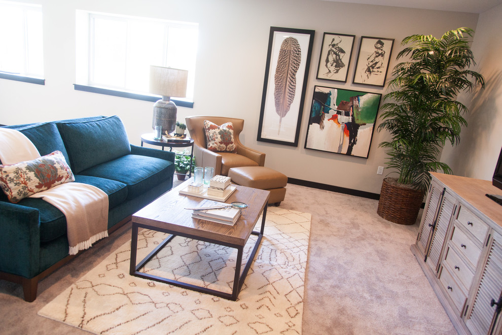 Immagine di un soggiorno classico di medie dimensioni e aperto con pareti beige, moquette e pavimento beige