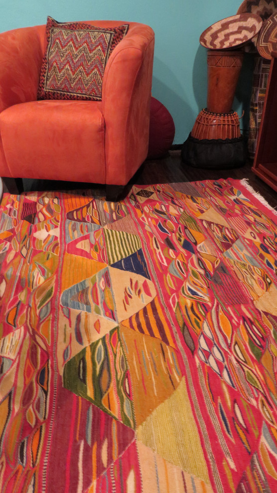 Mittelgroßes, Abgetrenntes Eklektisches Wohnzimmer mit blauer Wandfarbe, dunklem Holzboden, Kaminofen, Kaminumrandung aus Backstein und freistehendem TV in Portland