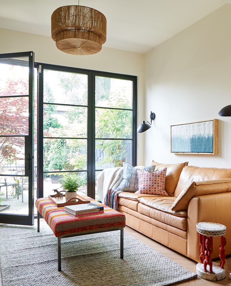 Modelo de sala de estar abierta clásica renovada pequeña con paredes blancas y suelo de madera clara