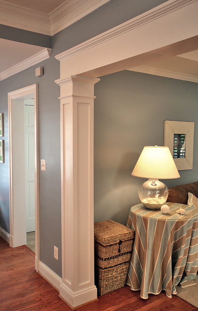 Свежая идея для дизайна: гостиная комната среднего размера в классическом стиле с синими стенами и паркетным полом среднего тона - отличное фото интерьера