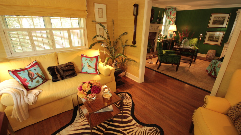 Modelo de sala de estar cerrada tropical pequeña con paredes amarillas y suelo de madera en tonos medios