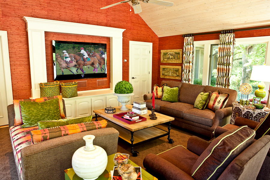 Diseño de sala de juegos en casa cerrada tradicional grande con paredes rojas, moqueta y televisor colgado en la pared