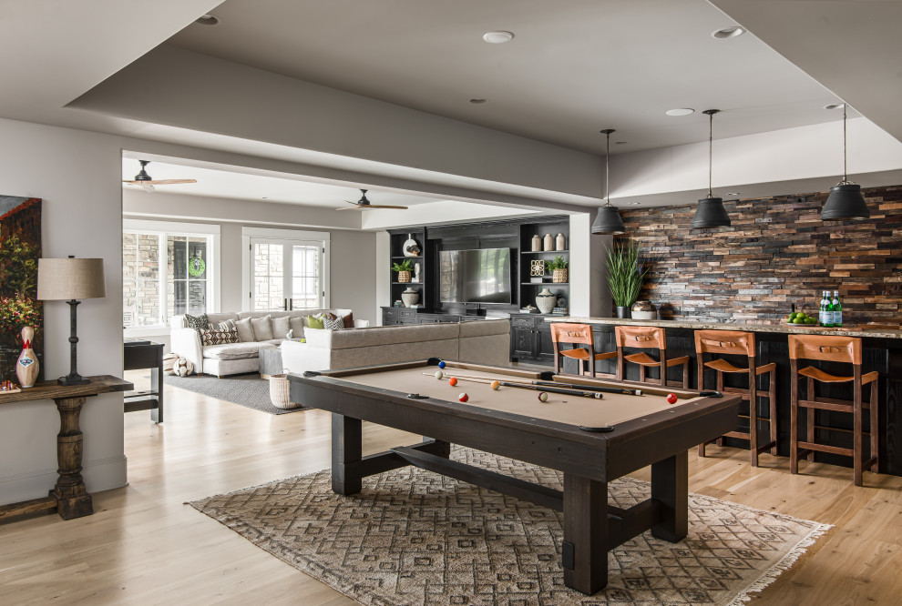Idee per un grande soggiorno tradizionale aperto con pavimento in legno massello medio, pareti grigie, pavimento marrone e pareti in legno