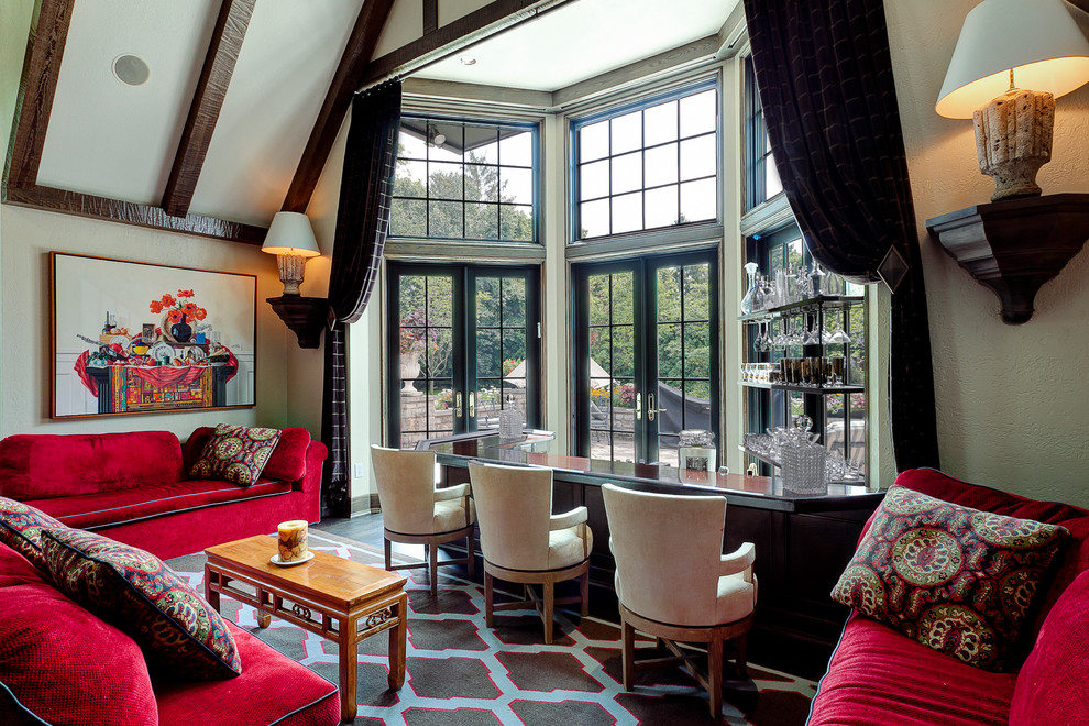 Imagen de sala de estar con barra de bar tradicional renovada con paredes beige
