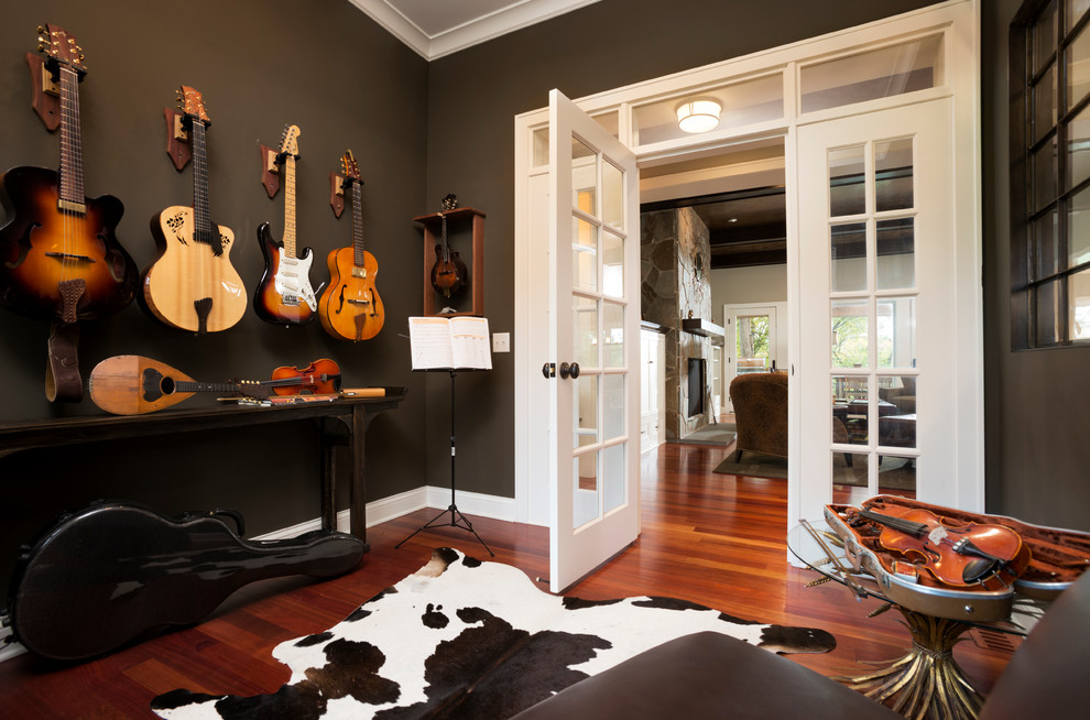 Modelo de sala de estar con rincón musical cerrada clásica renovada de tamaño medio sin chimenea con suelo de madera oscura