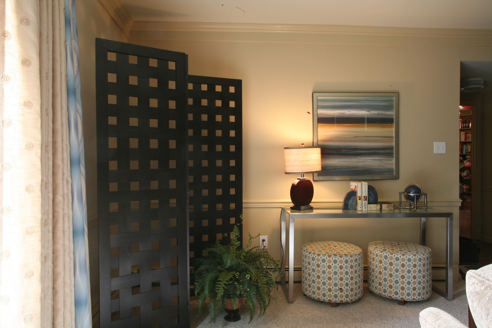 Modelo de sala de estar clásica renovada con paredes beige y moqueta