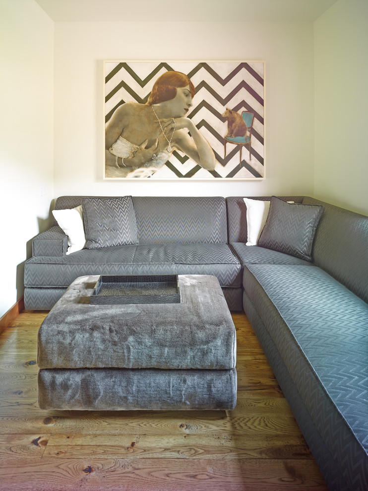 Inspiration pour une petite salle de séjour design fermée avec un mur beige et un sol en bois brun.