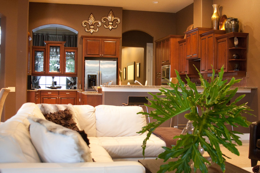Foto de sala de estar abierta contemporánea de tamaño medio sin chimenea con paredes marrones y suelo beige