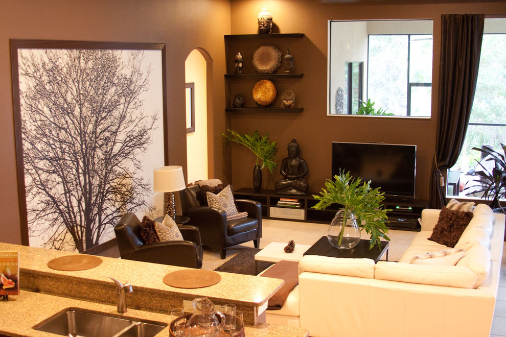 Идея дизайна: гостиная комната среднего размера в современном стиле с коричневыми стенами и отдельно стоящим телевизором без камина