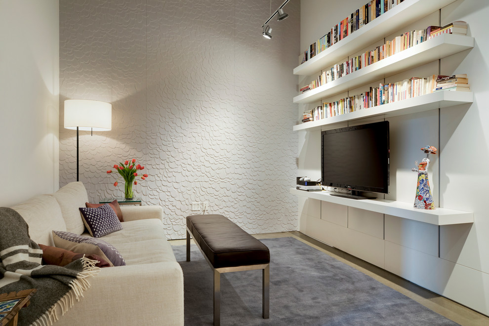 Источник вдохновения для домашнего уюта: гостиная комната в современном стиле с белыми стенами, бетонным полом, отдельно стоящим телевизором, серым полом и акцентной стеной