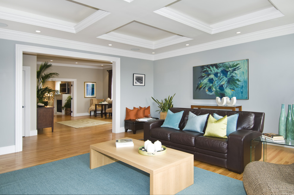 Ejemplo de sala de estar clásica renovada con paredes grises