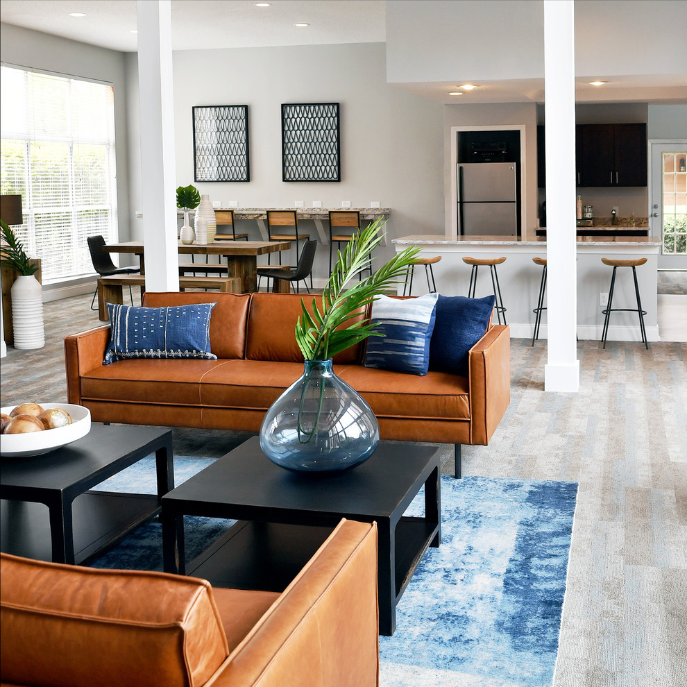 Geräumiges, Offenes Stilmix Wohnzimmer ohne Kamin mit grauer Wandfarbe, Teppichboden und blauem Boden in Charlotte