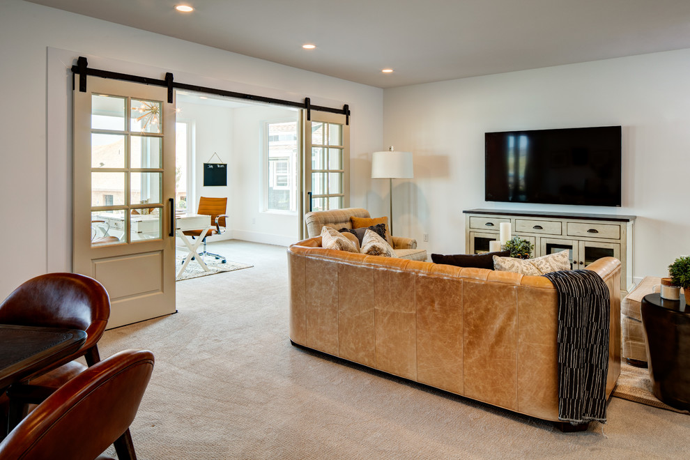 Пример оригинального дизайна: открытая гостиная комната среднего размера в стиле шебби-шик с серыми стенами, ковровым покрытием, телевизором на стене и бежевым полом