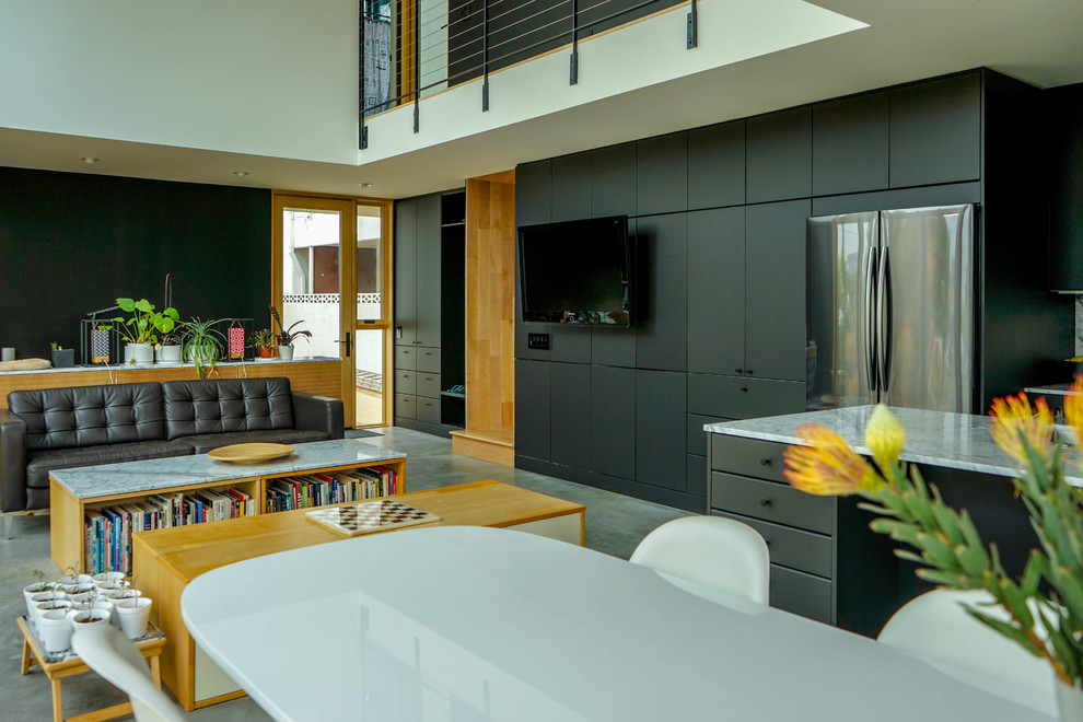Стильный дизайн: открытая гостиная комната среднего размера в стиле модернизм с черными стенами, телевизором на стене, серым полом, полом из керамической плитки и сводчатым потолком - последний тренд