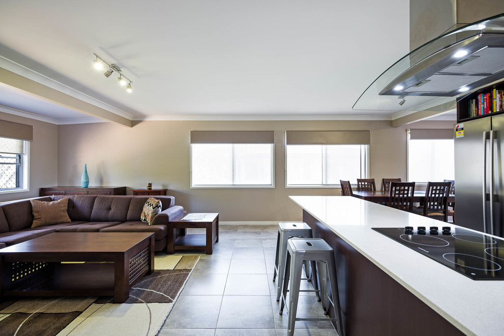 Offenes, Kleines Modernes Wohnzimmer ohne Kamin mit beiger Wandfarbe, Keramikboden, TV-Wand und grauem Boden in Brisbane
