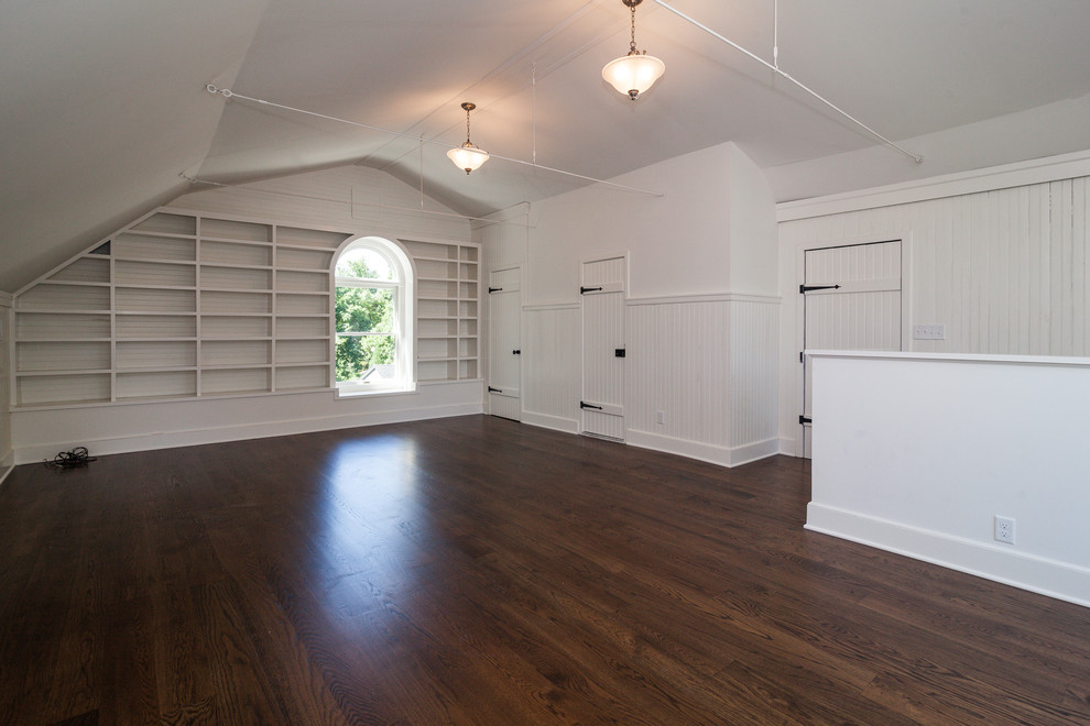 Foto de sala de estar abierta clásica grande sin chimenea y televisor con paredes blancas, suelo de madera oscura y suelo marrón