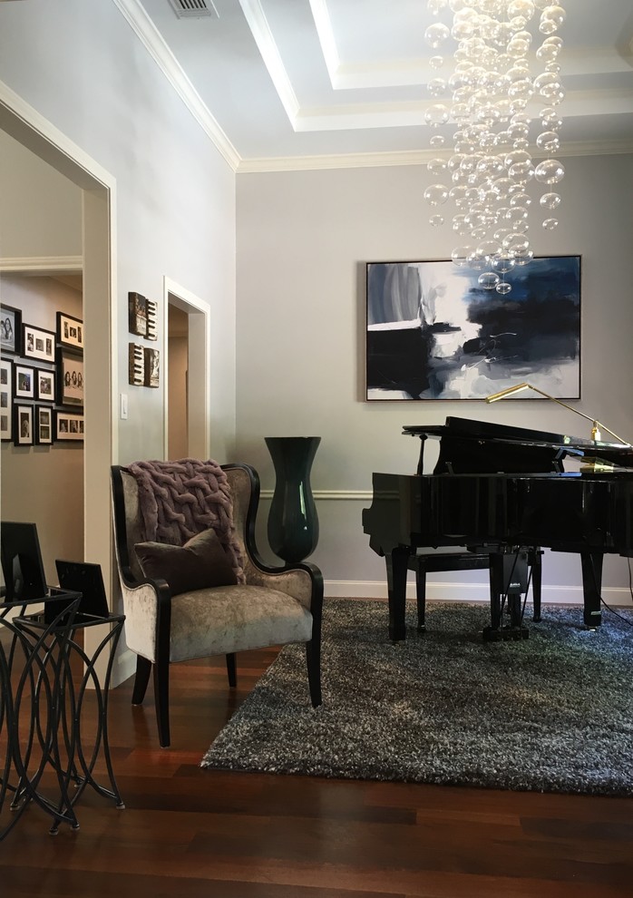 Immagine di un soggiorno tradizionale di medie dimensioni e aperto con sala della musica, pareti grigie, parquet scuro, nessuna TV e pavimento marrone