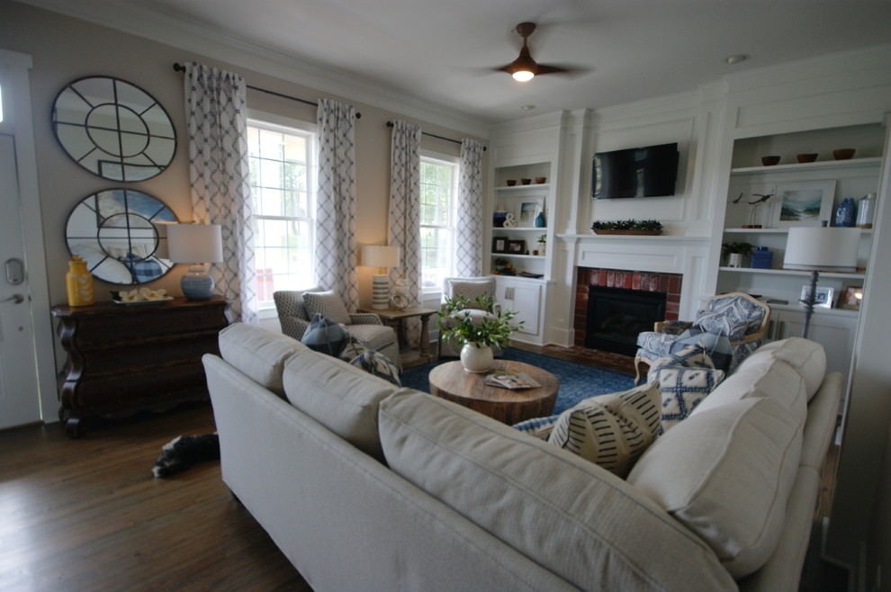 Mittelgroßes Klassisches Wohnzimmer mit grauer Wandfarbe, braunem Holzboden, Kamin, Kaminumrandung aus Backstein und TV-Wand in Atlanta