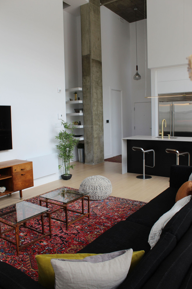 На фото: открытая гостиная комната среднего размера в стиле ретро с белыми стенами, светлым паркетным полом, телевизором на стене и бежевым полом с