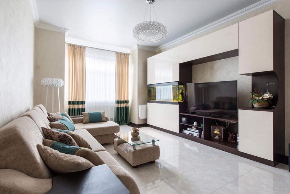 Cette photo montre une salle de séjour tendance de taille moyenne et fermée avec un mur beige, sol en béton ciré, un téléviseur indépendant et un sol blanc.