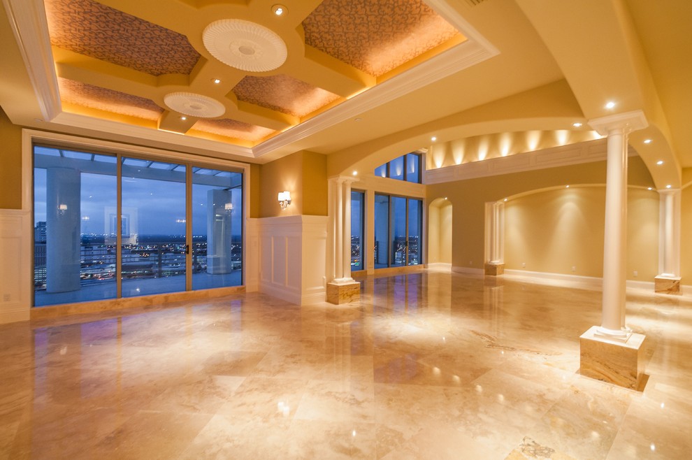 Modelo de sala de estar abierta clásica renovada grande con paredes beige y suelo beige