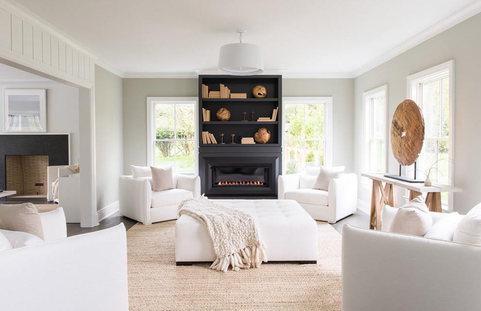 Foto de sala de estar abierta tradicional renovada con paredes blancas, suelo de madera oscura y chimenea lineal