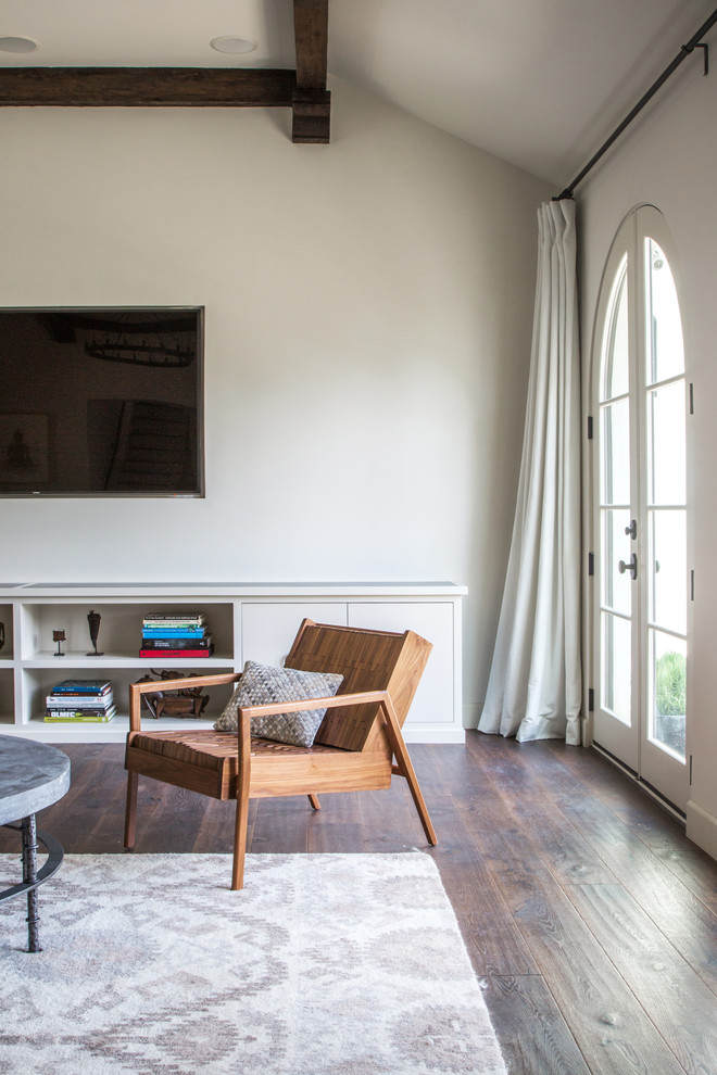 Diseño de sala de estar abierta tradicional renovada con paredes rojas, suelo de madera oscura y televisor colgado en la pared