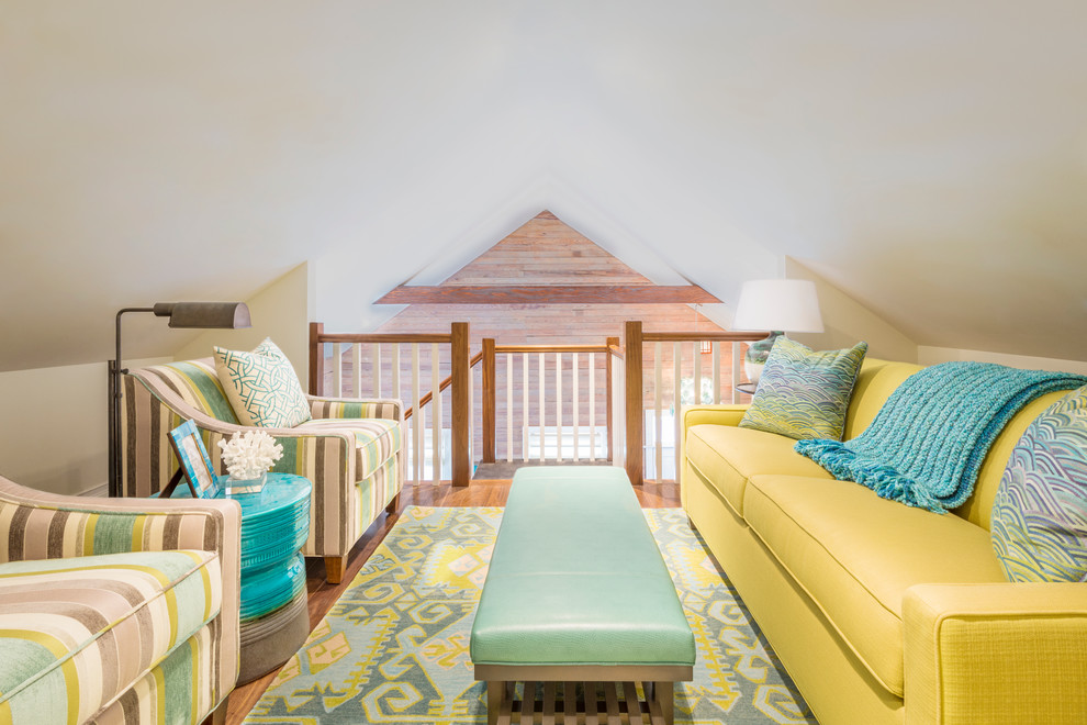 Immagine di un soggiorno stile marinaro di medie dimensioni e stile loft con pareti bianche, pavimento in legno massello medio, nessun camino e pavimento beige