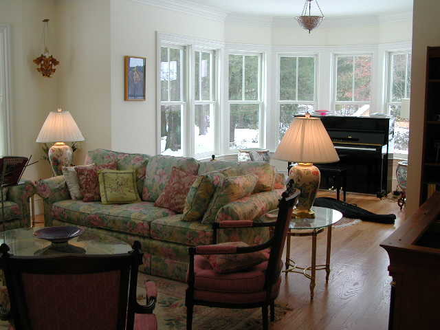 Exemple d'une salle de séjour nature de taille moyenne et fermée avec un mur beige et parquet clair.