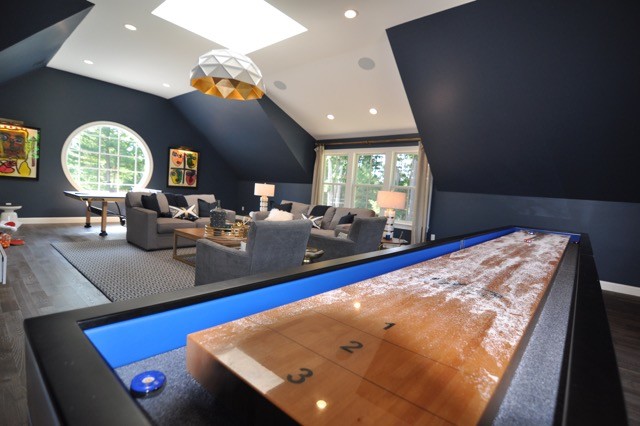 На фото: изолированная комната для игр среднего размера в стиле ретро с синими стенами и паркетным полом среднего тона с