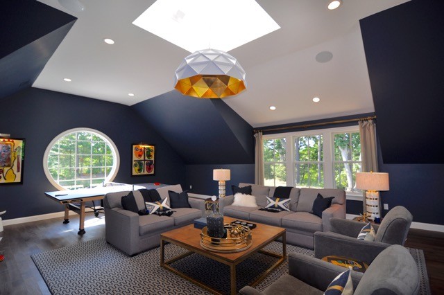 Esempio di un soggiorno minimalista di medie dimensioni e chiuso con sala giochi, pareti blu e pavimento in legno massello medio
