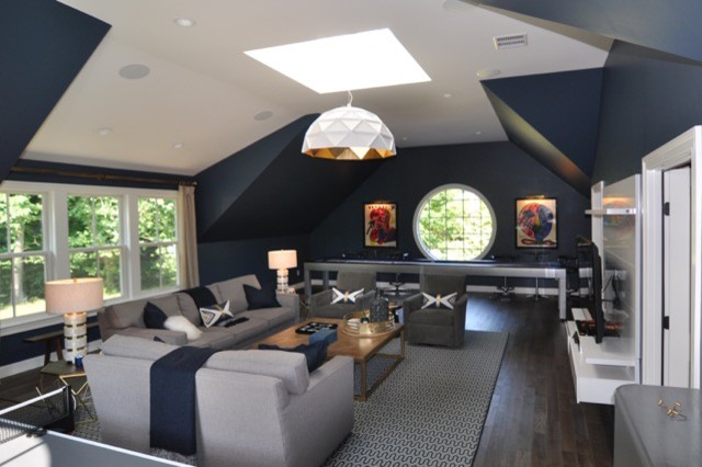 Immagine di un soggiorno moderno di medie dimensioni e chiuso con sala giochi, pareti blu, pavimento in legno massello medio e tappeto