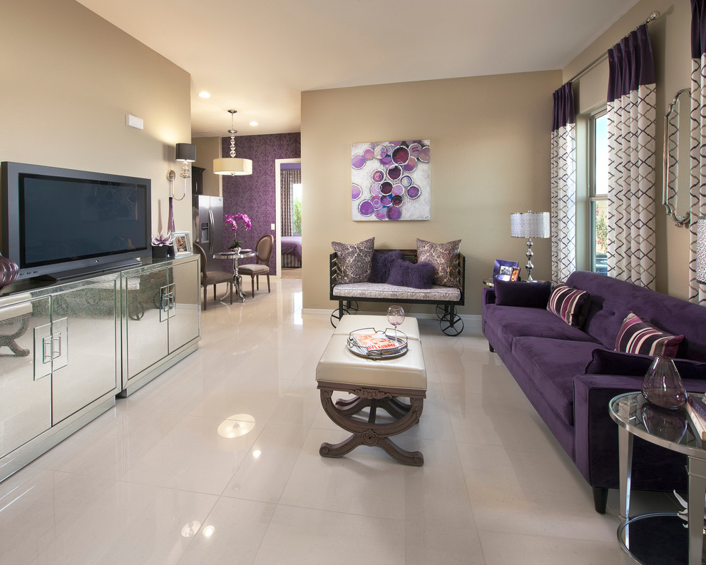 Diseño de sala de estar tradicional renovada con paredes beige y televisor independiente