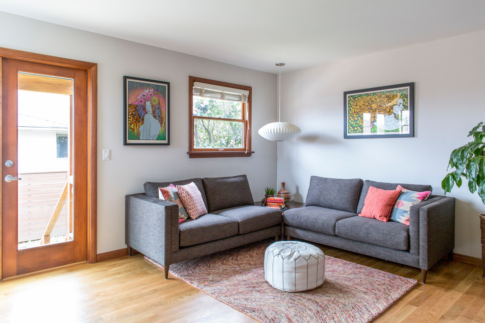 Kleines, Abgetrenntes Mid-Century Wohnzimmer mit weißer Wandfarbe und braunem Holzboden in Portland